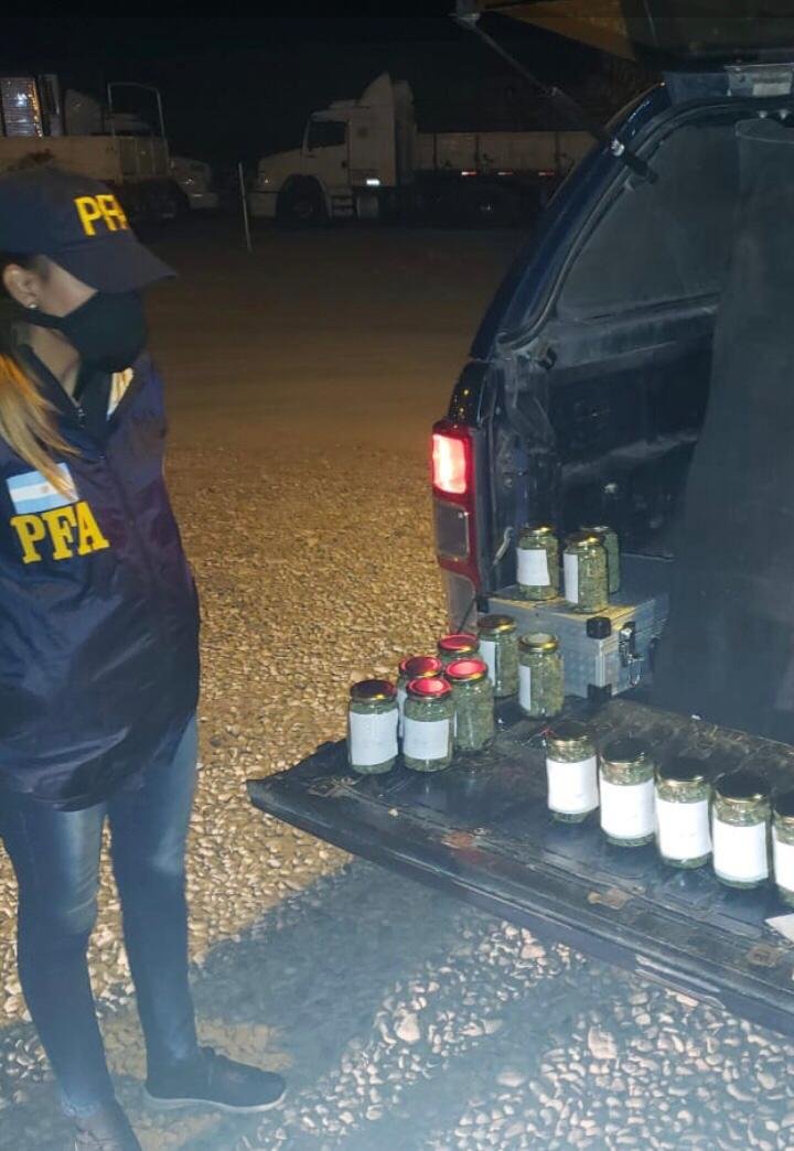 PFAOficial's tweet image. #Mendoza | 🚔Durante recorridos preventivos, identificamos a dos hombres a bordo de una camioneta estacionada. Al no contar con el #CUHC📄, requisamos el vehículo, donde hallamos gran cantidad de marihuana lista para la venta. ⛓️Ambos fueron detenidos. #PolicíaSeguridadDeEstado