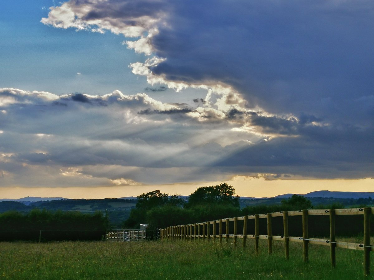 Some pretty spectacular #crepuscular rays this evening

#wonderfulwales
#StormHour