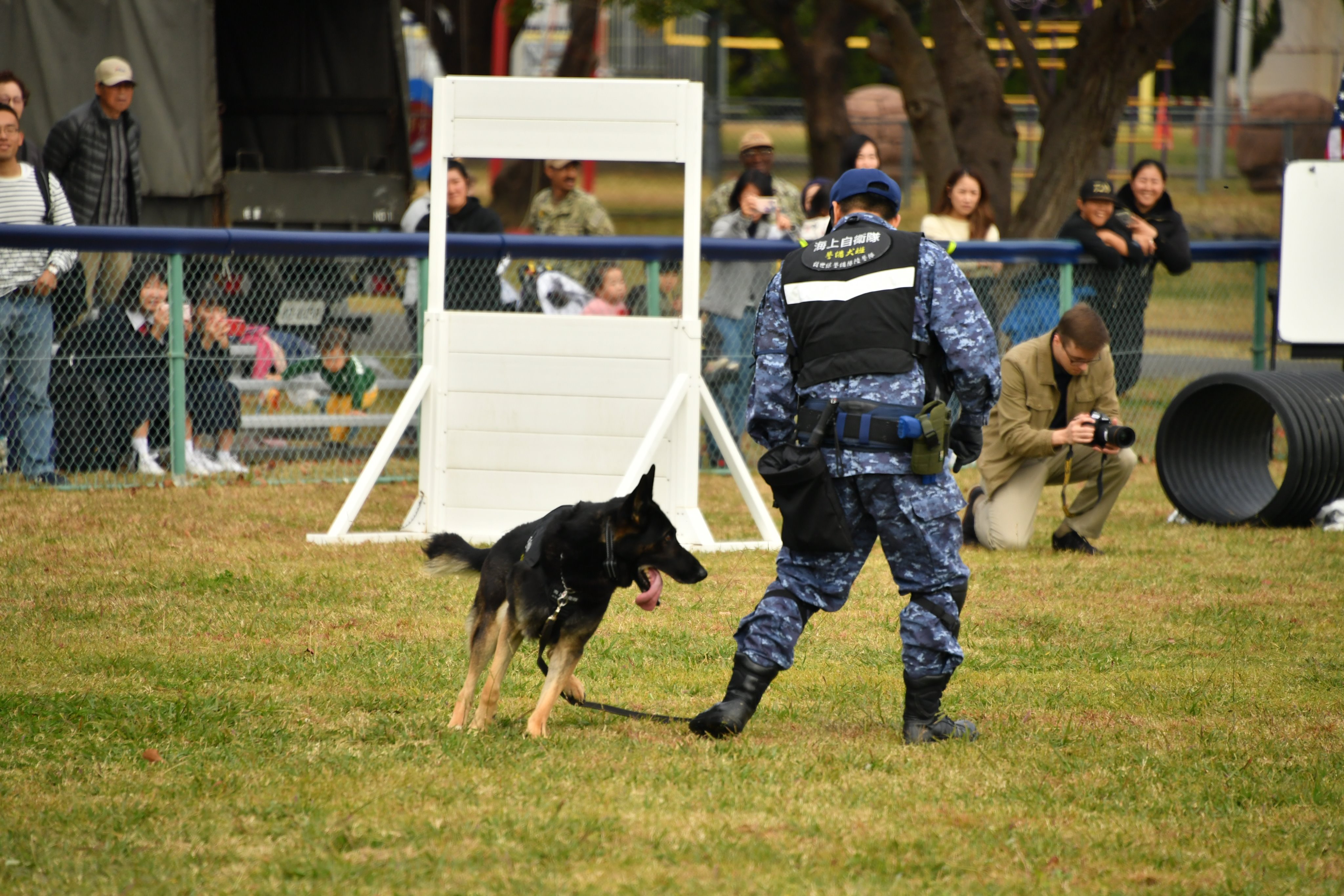 海上自衛隊佐世保地方総監部 公式 普段見ることが少ない警備犬の訓練風景をお送りします 日々の訓練でパートナー同士の絆が深まっているのがわかります かわいい顔をした優秀な隊員達の勇姿です 海上自衛隊 海自 佐世保地方総監部 警備隊