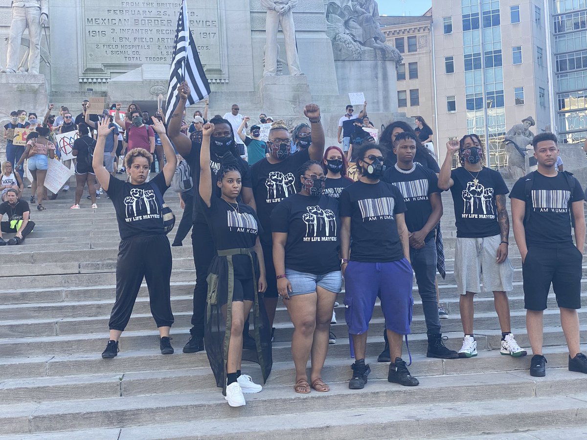 SkyeGraceAitken's tweet photo. Now with the other group at the circle who just marched from the Statehouse. They are chanting and peaceful. #indianapolisprotest #Indyprotests https://t.co/xHCgrdDW1j