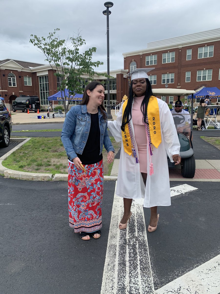 lolmaisha's tweet photo. I’ve seen @HulkeFHten almost everyday for 3 years in class. This is me seeing her for the first time in real life since March. No google meet will EVER compare to this. 😢 #sadgraduate #Class349 #APLit https://t.co/5TMvo5kATR