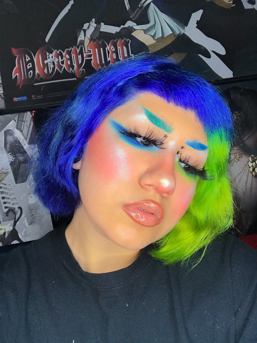 allylostitall's tweet photo. New me Henlo 💚💙(๑˃̵ᴗ˂̵)
 Makeup deetz on my ig @// allylostitall https://t.co/FPHnjOdRid