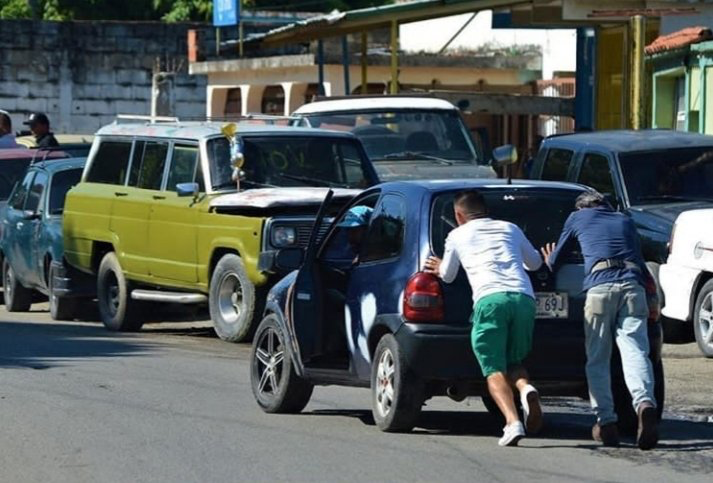 ReguloLugo's tweet photo. Venezuelans continue to live #ElViacrucisDeLaGasolina, with endless queues and long hours waiting to be able to supply their vehicles. A country that has the largest oil reserves in the world, and nearly 18% of global reserves. A National Emergency Government is urgent. https://t.co/V82VxqqdDk