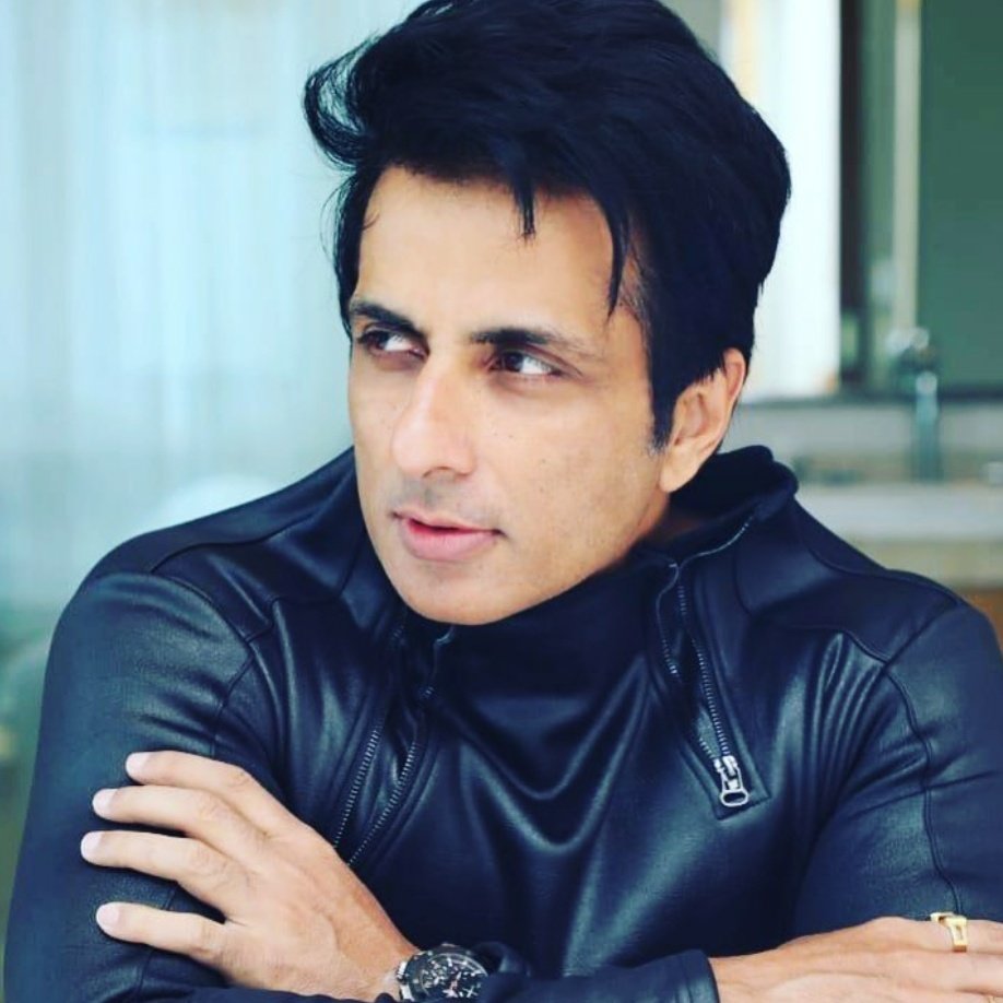 ChaiShots's tweet photo. Similarity between the two pictures?
Both of them can take you home in an instant #SonuSood #Chai https://t.co/sH3cibDCIb