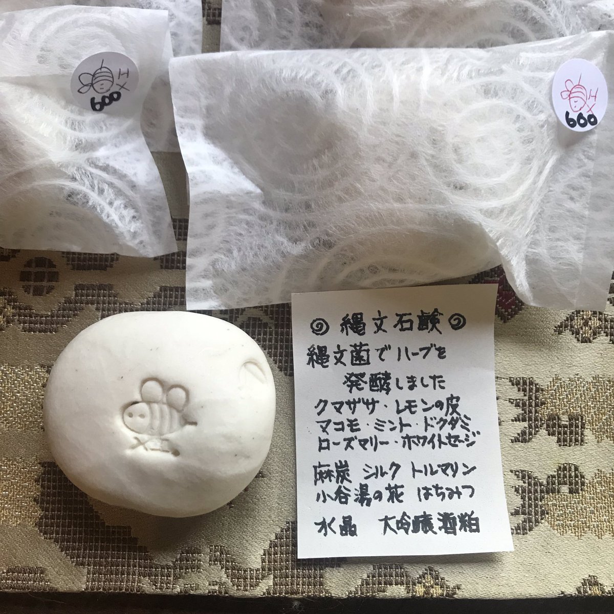 aburakozo's tweet photo. 今年初めて開催する新緑ホンモノ市。新しくご縁のできた作家さんもいて嬉しい〜。油やお馴染みの作家さん達もたくさん作品を届けてくれました!見応えありますよ😆6/28(日)まで。
#信濃追分 #油や #文化磁場油や #sorabe #縄文石鹸 #Fworks #軽井沢 https://t.co/NEihfpdj3b