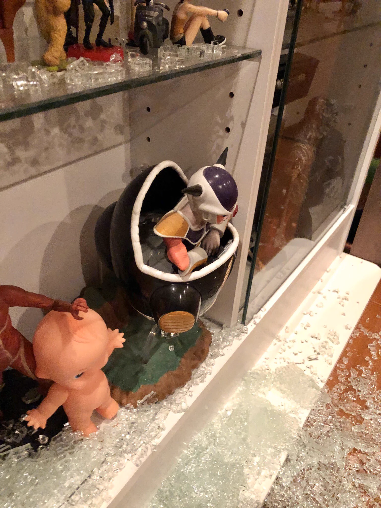 フィギュア棚のガラス戸が突然割れた！？フリーザ様の戦闘力が高すぎたのか…