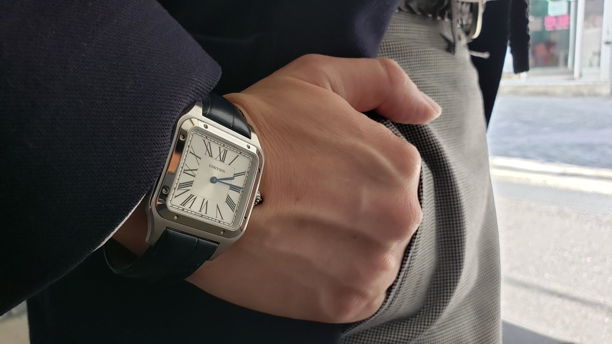 時計 宝飾 眼鏡 ハラダ Su Twitter Santos Dumont Xl Cartierから2020年の新作ウォッチ またまたメンズモデルの中でも人気のサントスシリーズからの新作になります 2019年に超寿命クォーツとして発表され 時計 業界を驚かせたサントス デュモンに手巻きモデルが