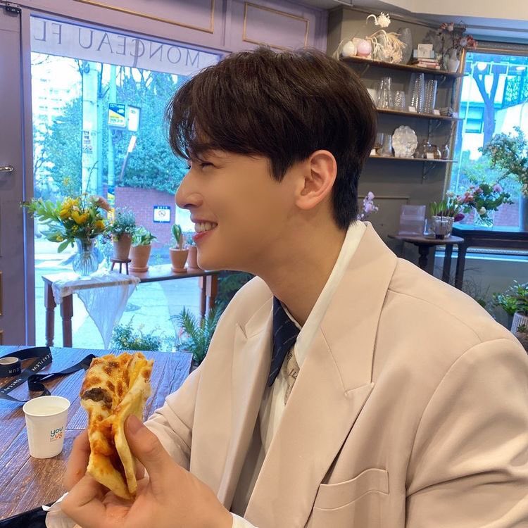 maplesoobie's tweet photo. He looks like my boyfriend https://t.co/wBV1SV77rP