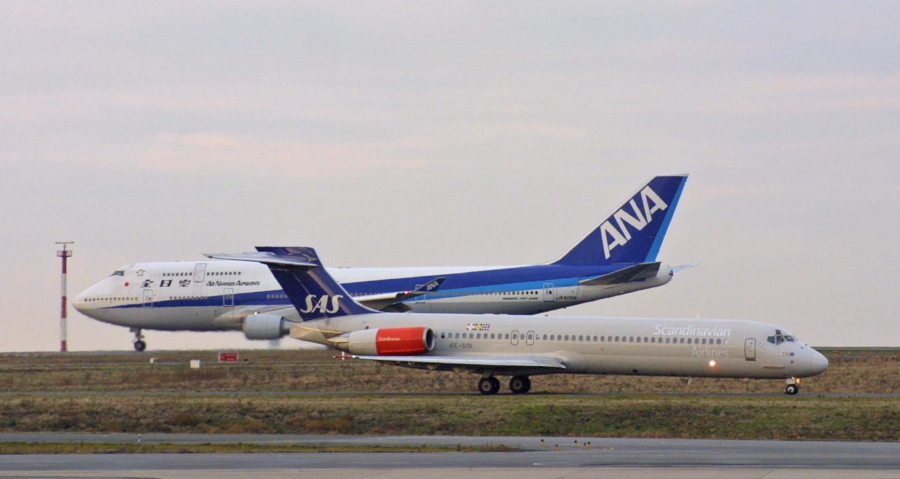 تويتر 空鉄 على تويتر 世界のmd Sasのmdとanaの747 400 パリcdgにて撮影 日本の飛行機と 日本で撮影出来ない 飛行機を一緒に撮影出来ると ちょっと嬉しいですね Sas Md Boeing747 Ana Cdg 飛行機 旅客機 T Co C8fhbsatmh
