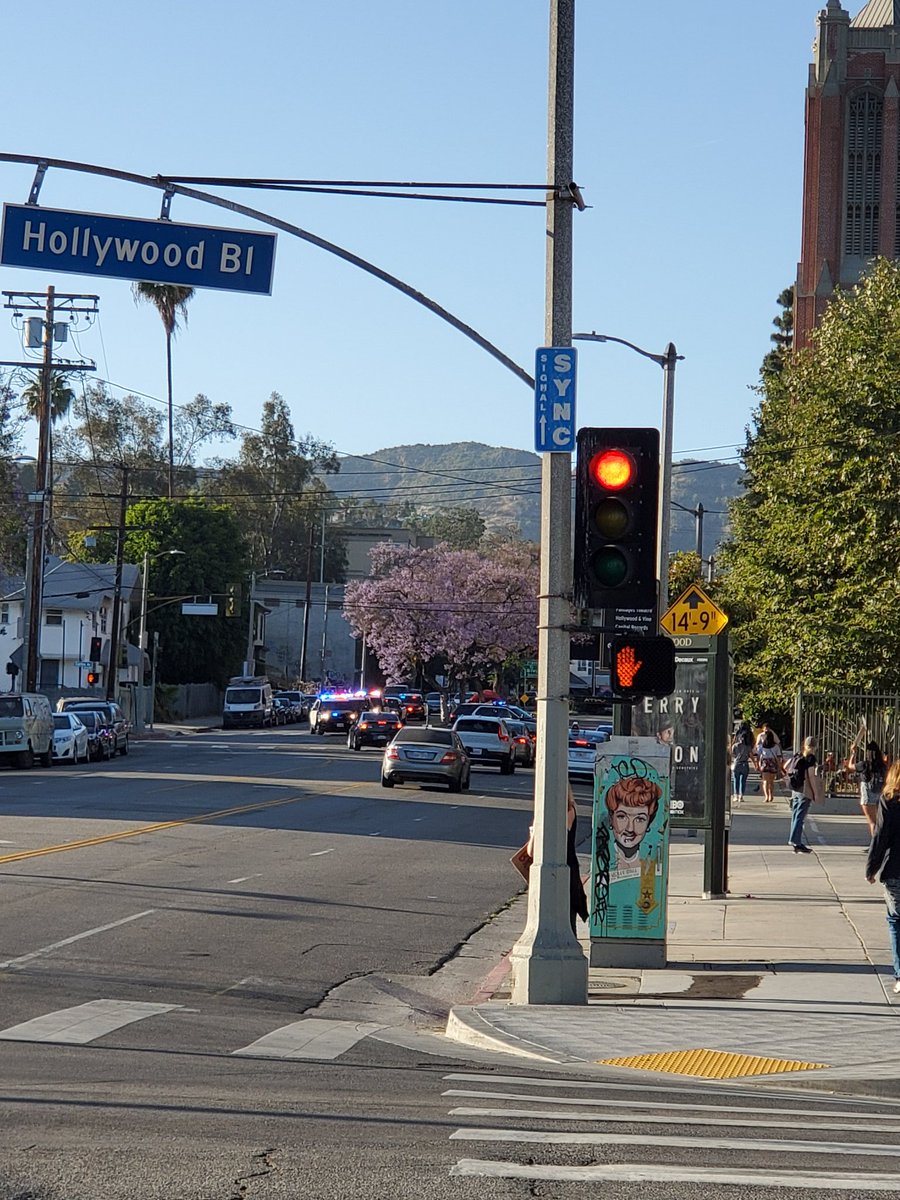 PrivacyAttorney's tweet image. Tons of cops moving around on Hollywood and Gower #LAPROTESTINFO #laprotest #LosAngelesProtests