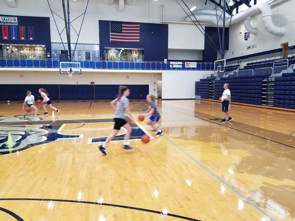 EdgeGirlsBBall's tweet photo. Felt great being being back in the gym tonight.  Awesome work by the 16 girls!  #LeadByExample #LetsGetBetter  #SocialDistancingSunday https://t.co/tf0kKSxlF3