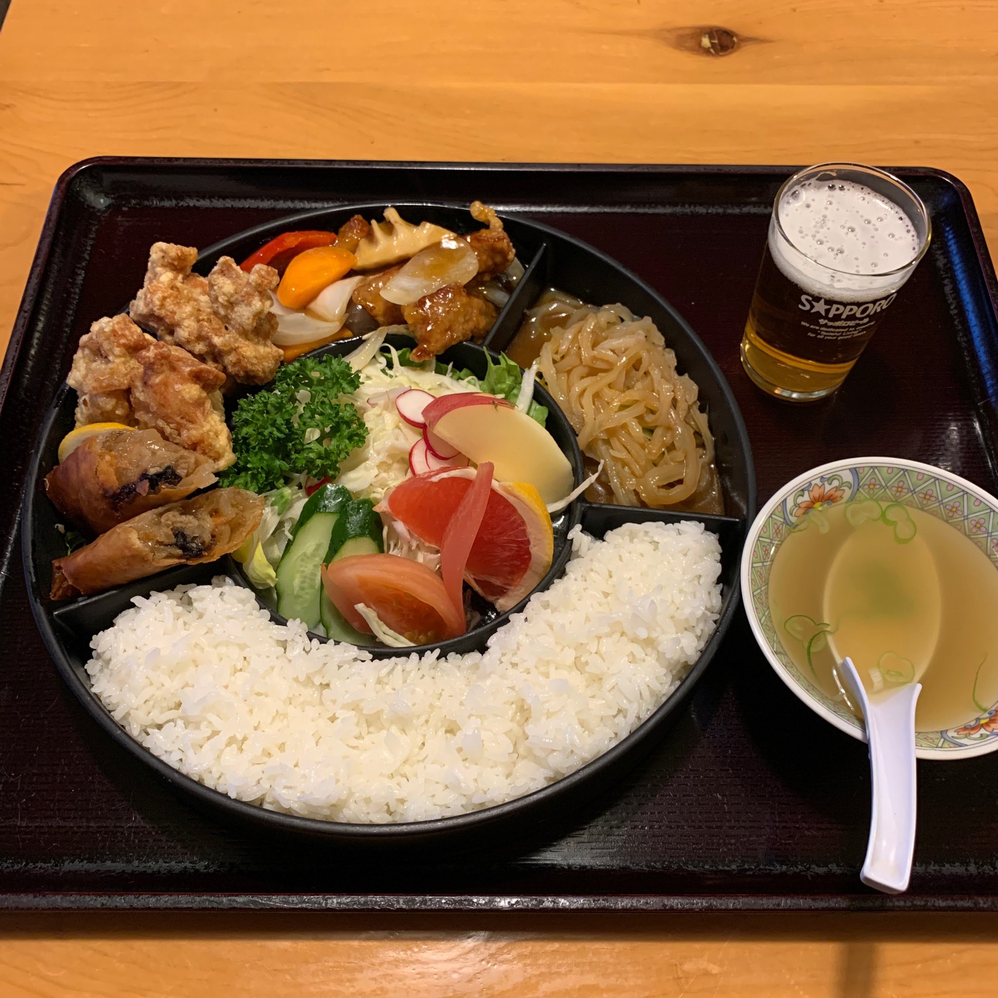 庵 自粛中 旭川市豊岡4条6丁目にある中華の華山さんで中華弁当aとビール 瓶 を 何を食べてもボリューミーで当たりしかない町の中華屋さん おかずは春巻にザンギ 酢豚とクラゲ サラダにデザートとご飯がたっぷりの充実内容 揚げたて熱々なので火傷