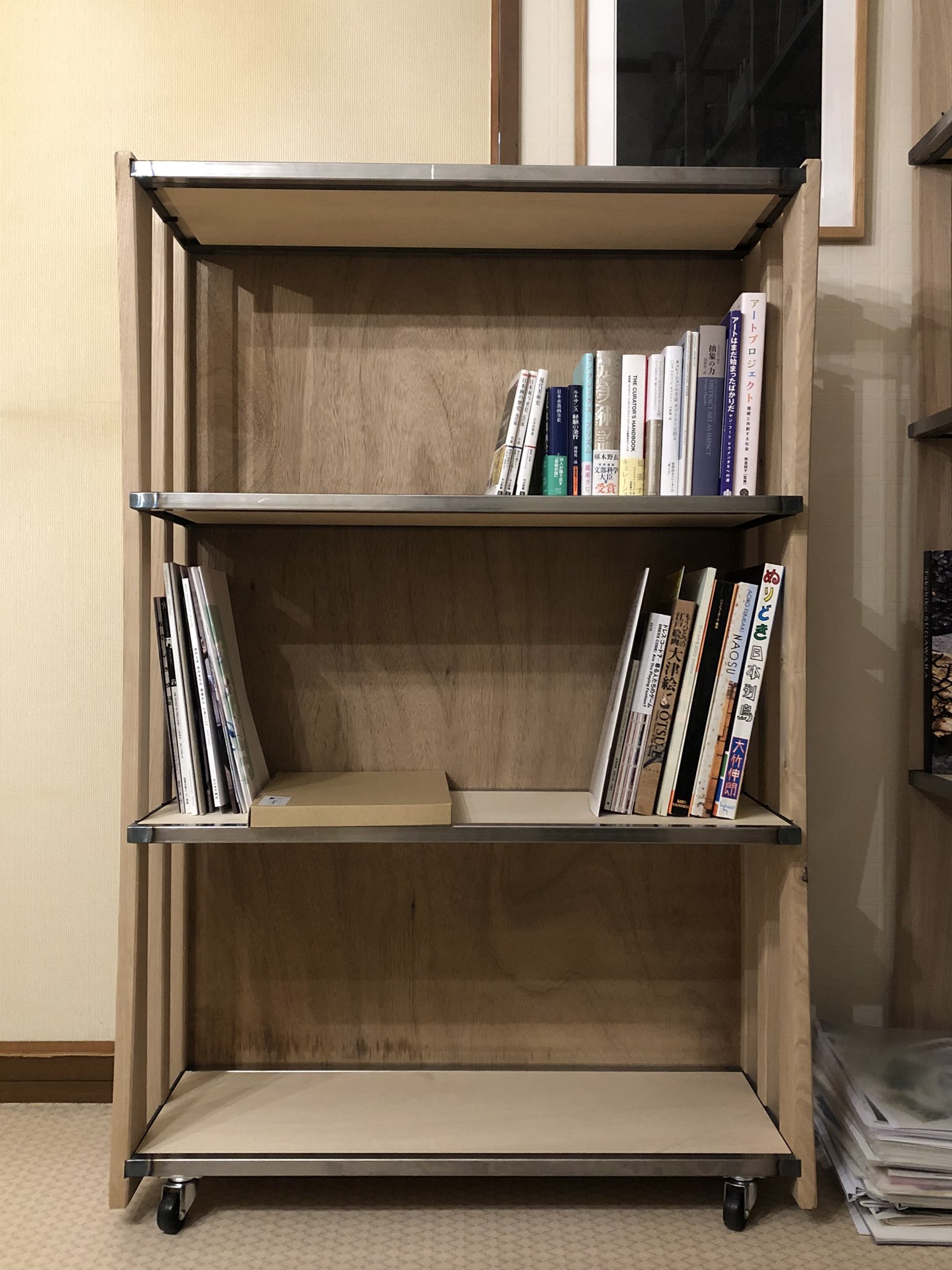 小金沢智 山形転居にあたり 本棚 ダイニングテーブル 仕事用デスクをお願いした山形の大工 荒達宏さんに追加発注した棚2点が本日 納品になりました ひとつは本棚 もうひとつは食器棚 いずれもキャスターを付けてもらい移動可能 使い勝手よく