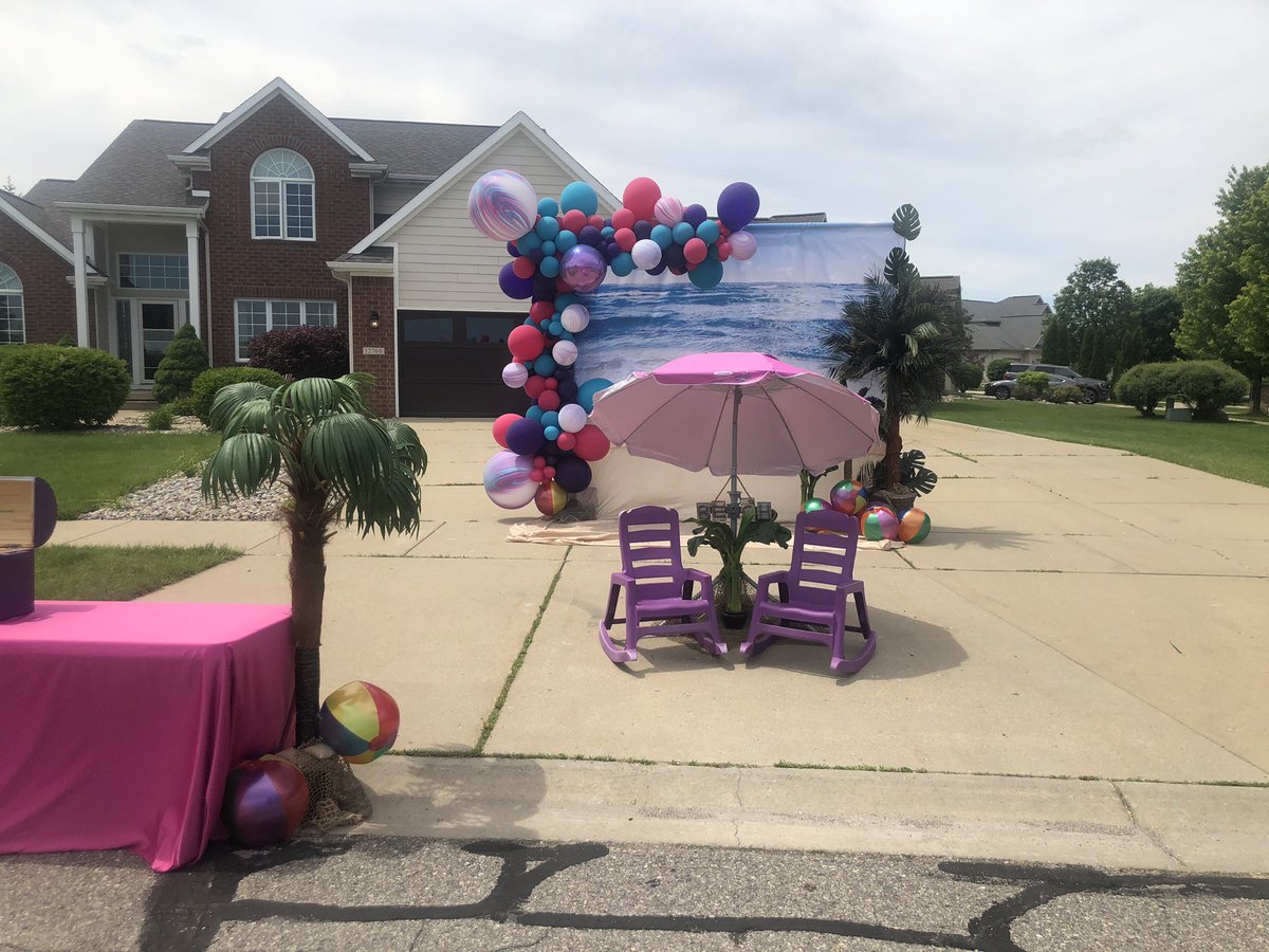 eleven11_events's tweet photo. “Covid Can’t Stop This!!
Curbside Events by Eleven 11!
#1111 #Contactless #MaintenceFree #Drivebycelebration
#Eleven11 #LevelUpDecor #SpiritOfExcellence #CurbsideParty #CovidCantStopThis #BeachParty https://t.co/4DeS2mHuUI