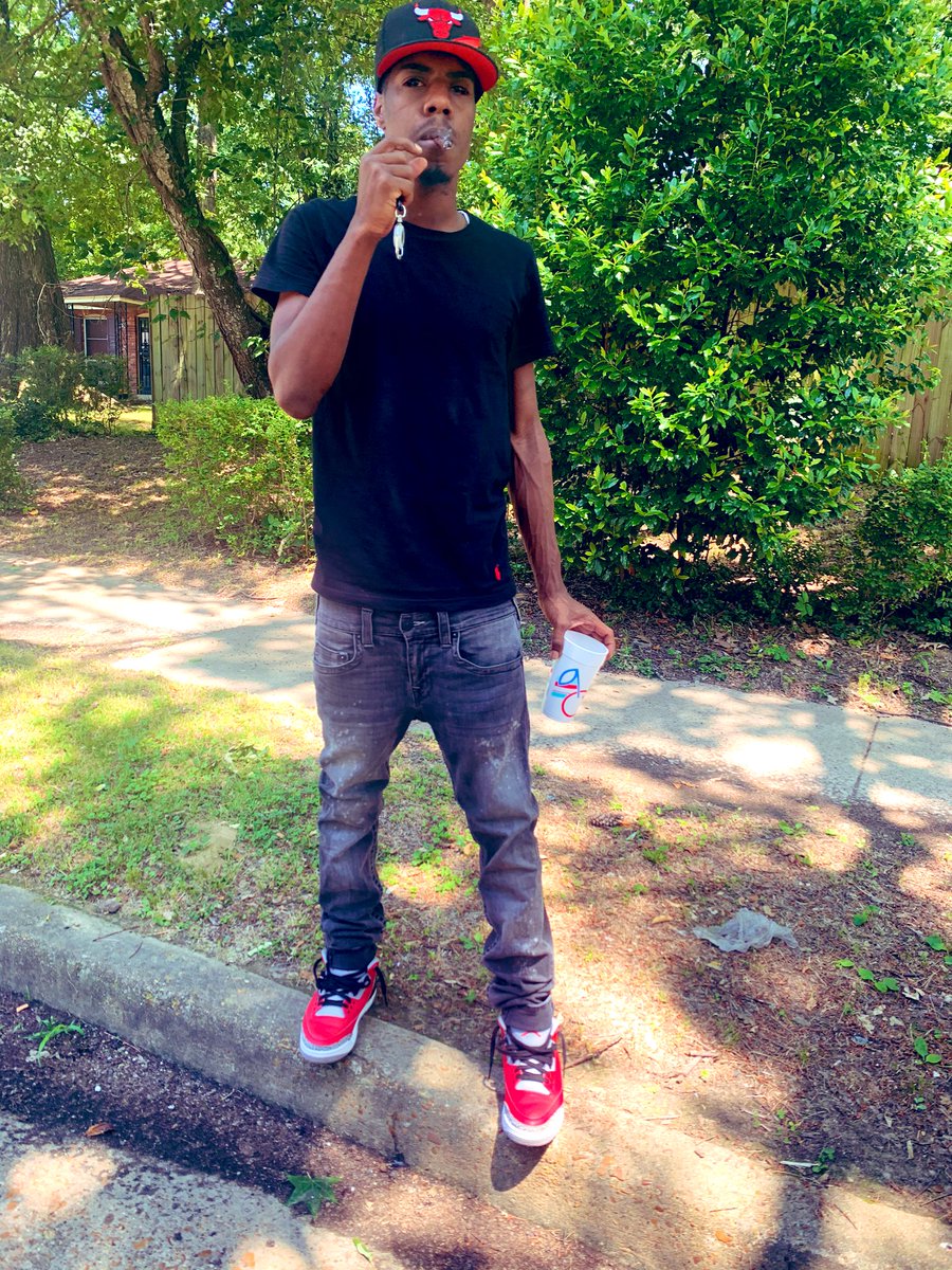GsmBuck's tweet photo. A loyal trader is one thing i dont need 🖕🏾 if u fake stay tf from round me 🖤 https://t.co/pgZVXKjpyc