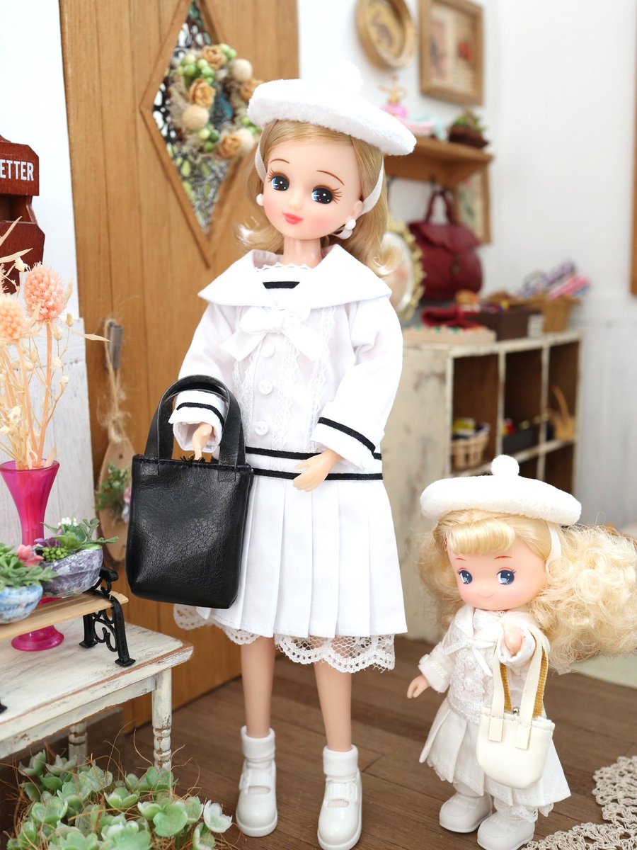 Toyo Doll Twitterren おそろいセーラーワンピース リカちゃんは明るい茶のアイシャドーに外はねカールヘア 元気いっぱいな感じに見えます みかちゃんは青瞳にピンクアイシャドーがとてもきれい 園児サイズの制服を並べてみたよ 日替りで選べてみかちゃん