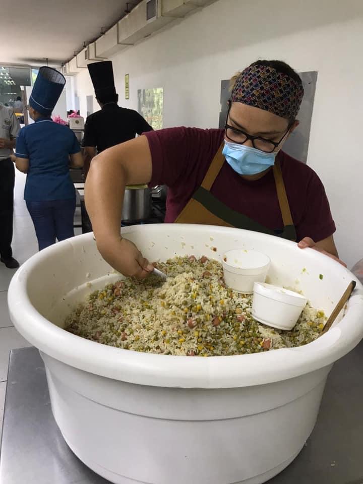 apacsv's tweet photo. Otro dia mas 🙌🏼 gracias a todos los que donaron y han sido  parte de este proyecto ✨ este día  hicimos 400 almuerzos para las zonas de Las Delicias y Comunidad Cristo Redentor. https://t.co/aTQeMYti1e