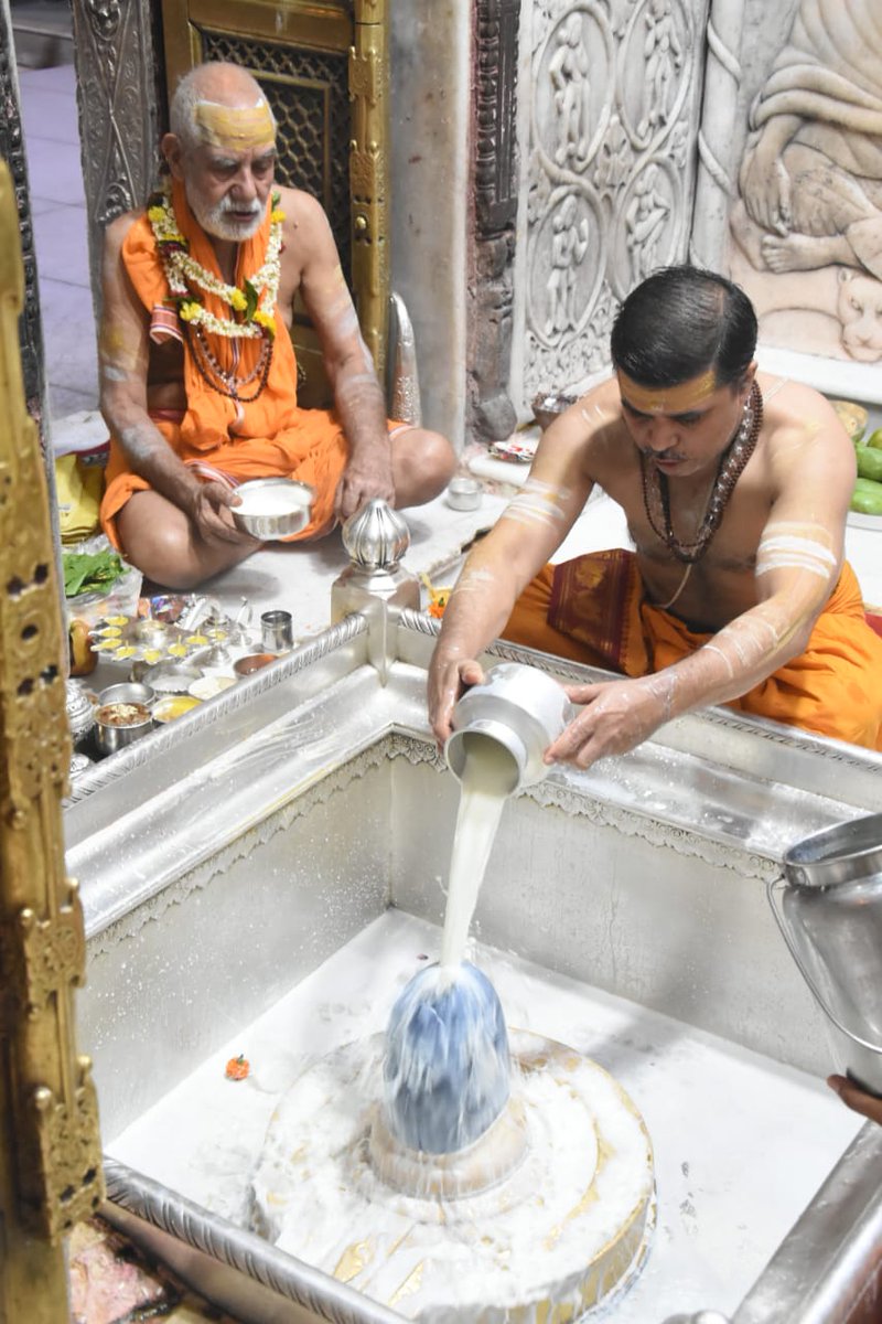 ShriVishwanath's tweet image. आज दिनांक 08-06-2020 को श्री काशी विश्वनाथ मंदिर में मंगला आरती।

#ShriKashiVishwanath #ManglaAarti #CorridorProject #Varanasi @PCSVishalSingh