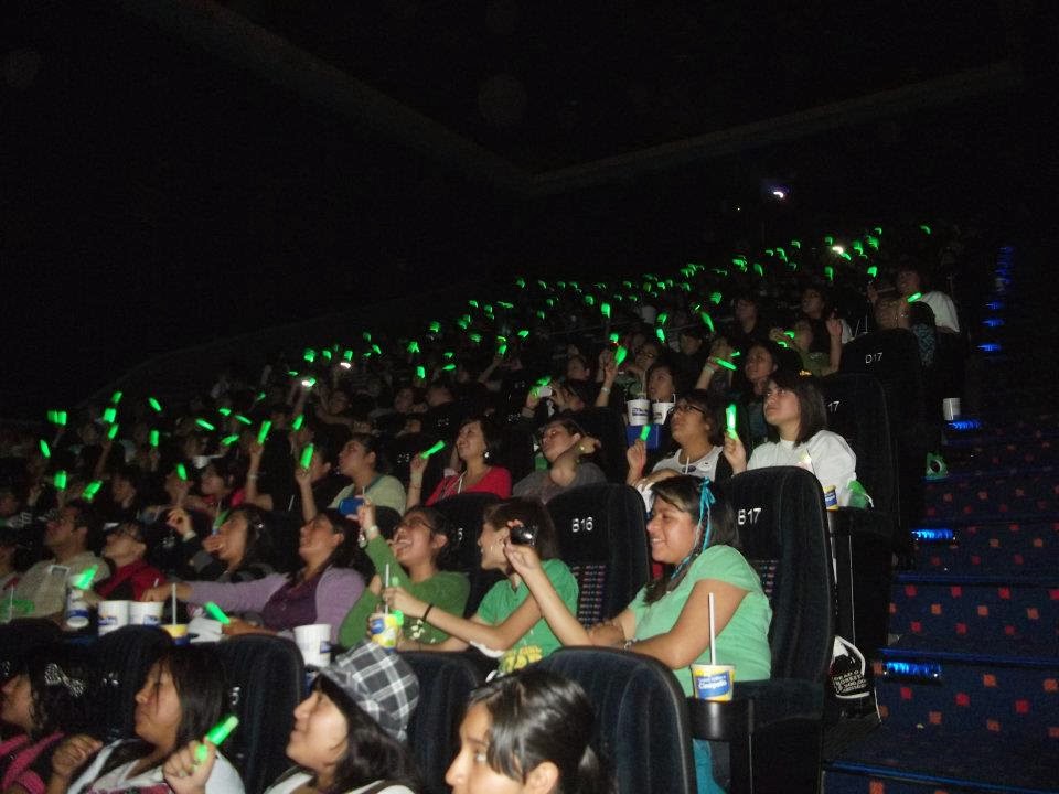 SS501MexicoCheo's tweet photo. Recuerdan que para celebrar su 7to Aniversario realizamos una proyección, OMG!! cuánto gritamos.
Fue genial!  todo sea por ellos 💚❤️💚❤️
#SS501XV
#SS501
@JungMin0403  @jdream_kyuzone  @official_KHJ87 @mystyle1103 https://t.co/UME2vWjq8I