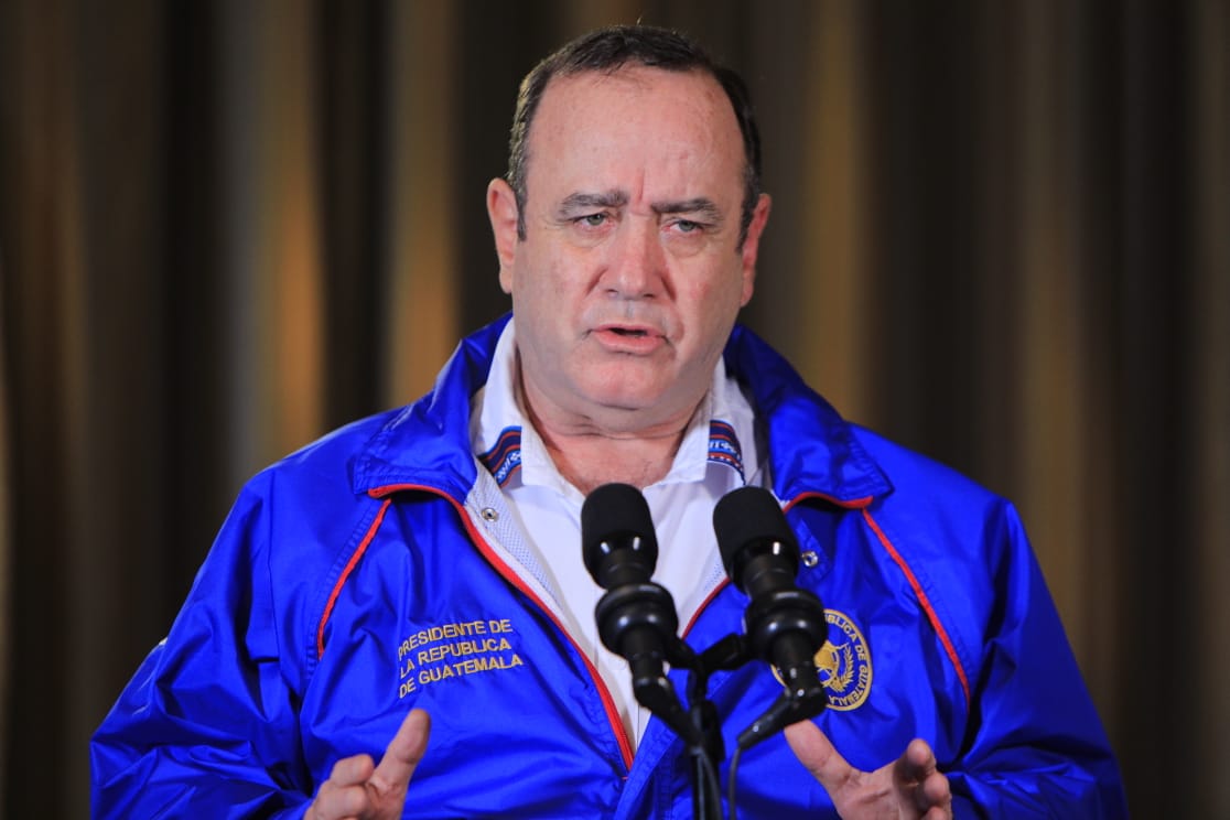 Noti7Guatemala's tweet photo. 🇬🇹 Coronavirus: Presidente Alejandro Giammattei confirmó 18 casos positivos en Casa Presidencial ▶️ https://t.co/RPhu8gscoA https://t.co/VnQ00efyAH