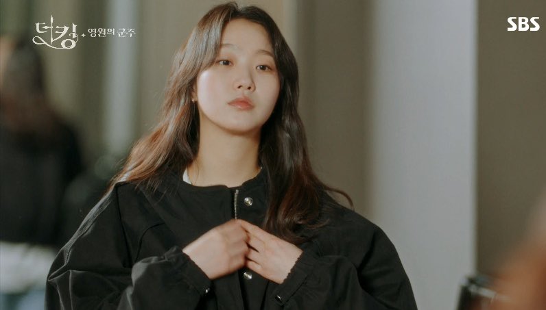 thatsokayyyyy_'s tweet photo. Pas adegan ini gua GK berhenti bilang 

" Buset cantik banget gone, gila cantik banget, paraaaahh" 😍😭 

Aduh liat dong visual nya😍 Girl Crush banget anjay 😍 
#KimGoEun #TheKingEternalMonarch https://t.co/ZEc9hPO44O