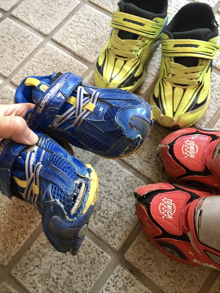 ののぱ 息子氏の靴 ボロボロになるスピードが最近加速していて赤のトミカの靴 なんか新品を買ってまだ1か月くらいなのにこの状態 泣く このままじゃ靴破産すると調べたらアサヒシューズの ガチ強 なるものが 名前負けしてないというレビューを信じて