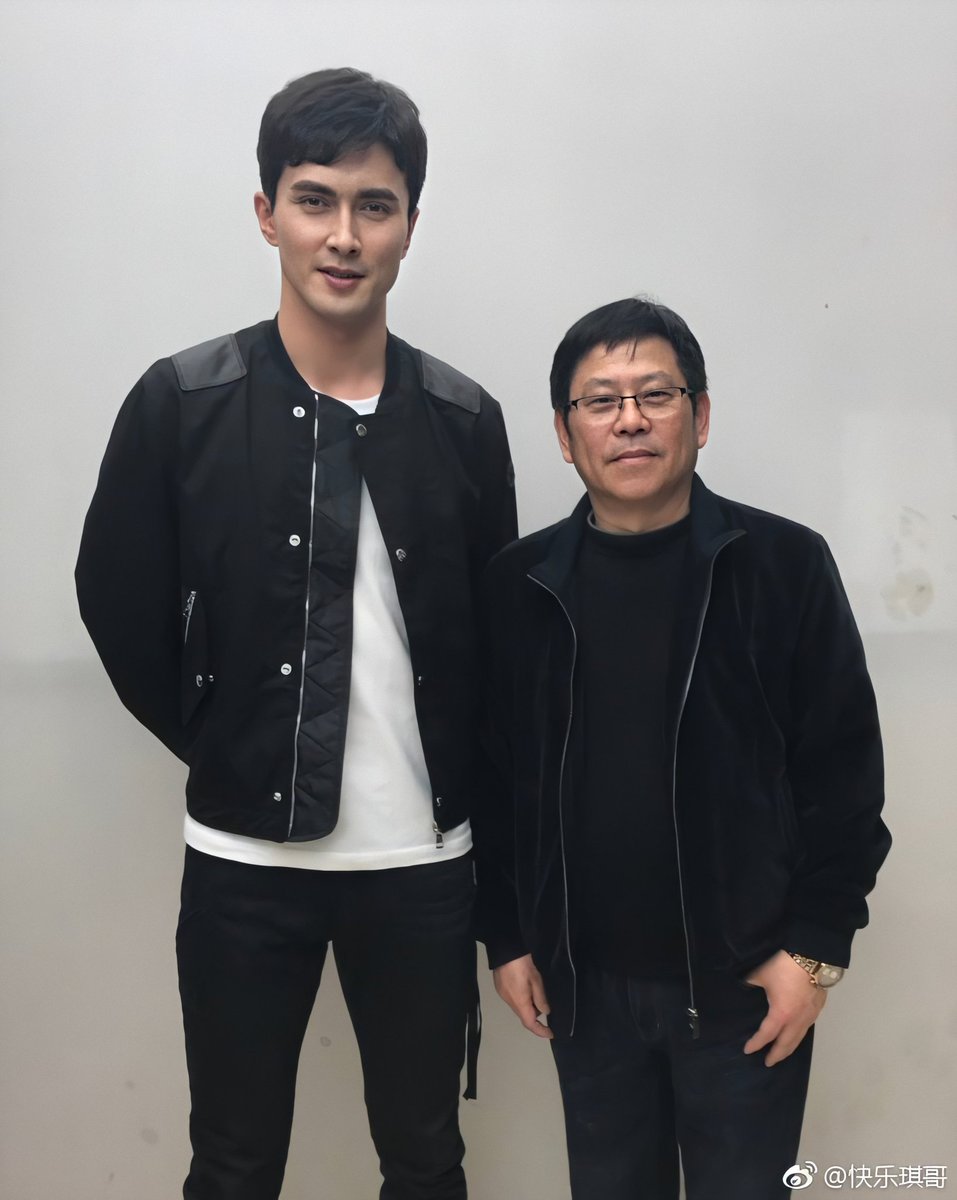 GRcpTHbyNgor's tweet photo. สองภาพนี้คือวันที่สองคนเขาไปถ่ายรายการด้วยกันตอนปี 2017

แหม..เหมือนนัด แจ็คเก็ตสีดำ เสื้อยืดคอกลมสีขาว กางเกงยีนส์สีดำ
บังเอิญอิกละชะ?
#เกาเหว่ยกวงตี๋ลี่เร่อปา
#ตี๋ลี่เร่อปา #เกาเหว่ยกวง
#กวงเร่อ #光热CP https://t.co/vTGm4Z23Io