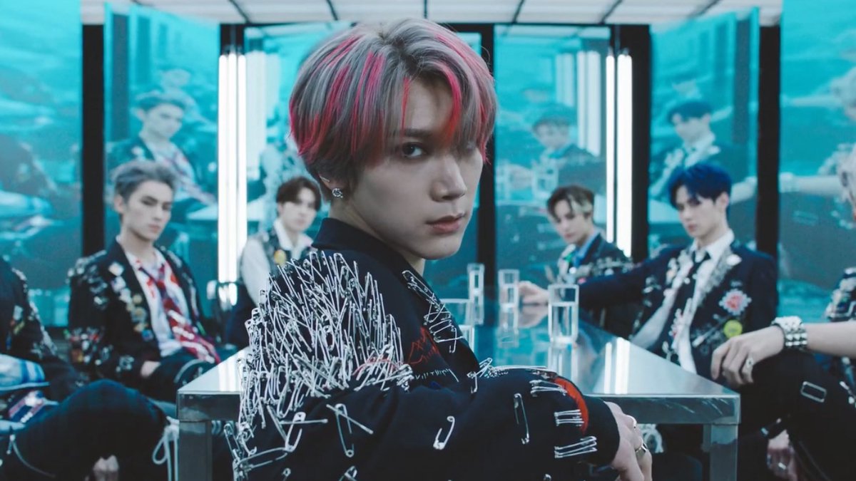Fz_Fang's tweet photo. เอ็มวียาวกี่วัน น้องเค้ามีผมตั้งสามสีแหนะ 5555555555555555 #WayV_TurnBackTime_Teaser #TENofWayV #TEN https://t.co/nywRn7JWPk