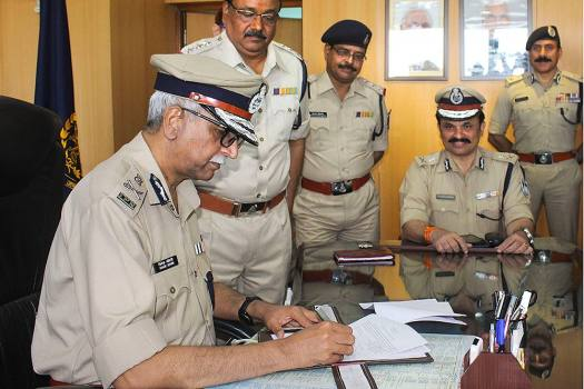 apnlivehindi's tweet photo. मध्यप्रदेश के डीजीपी #विवेक_जौहरी की एक चिट्ठी से पुलिस महकमे में खलबली मच ��ई है
जौहरी ने #29IPS अधिकारियों पर सवाल उठाए हैं
कुछ अधिकारी ऐसे है जो #2घंटे लंच करते हैं तो कुछ लंच के बाद ऑफिस छोड़ देते हैं
3 ऐसे #IPS हैं जो कभी ऑफिस नहीं आते पर सैलरी ले रहे हैं।
@ChouhanShivraj https://t.co/CoGF7BJtwU