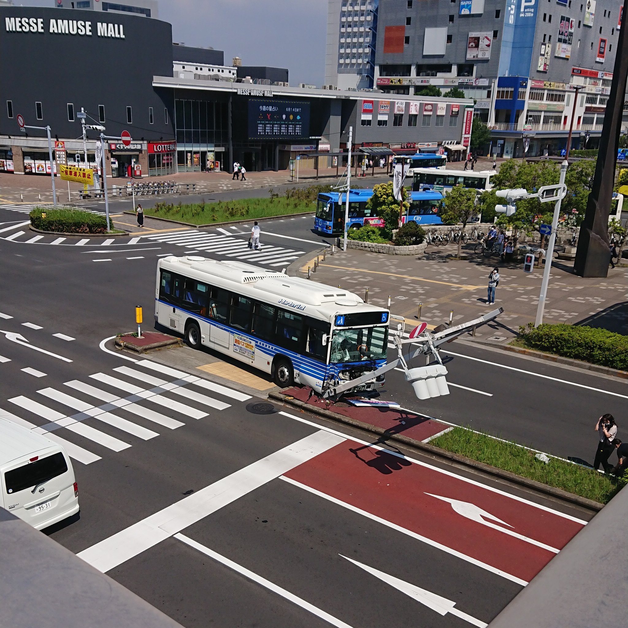 千葉市美浜区の海浜幕張駅前の循環バスの事故現場の画像