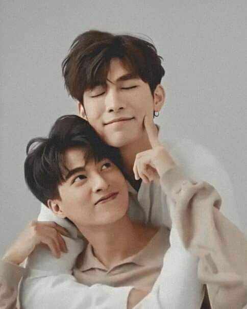 Mew Suppasit Jongcheveevat & Gulf Kanawut Traipipattanapong as