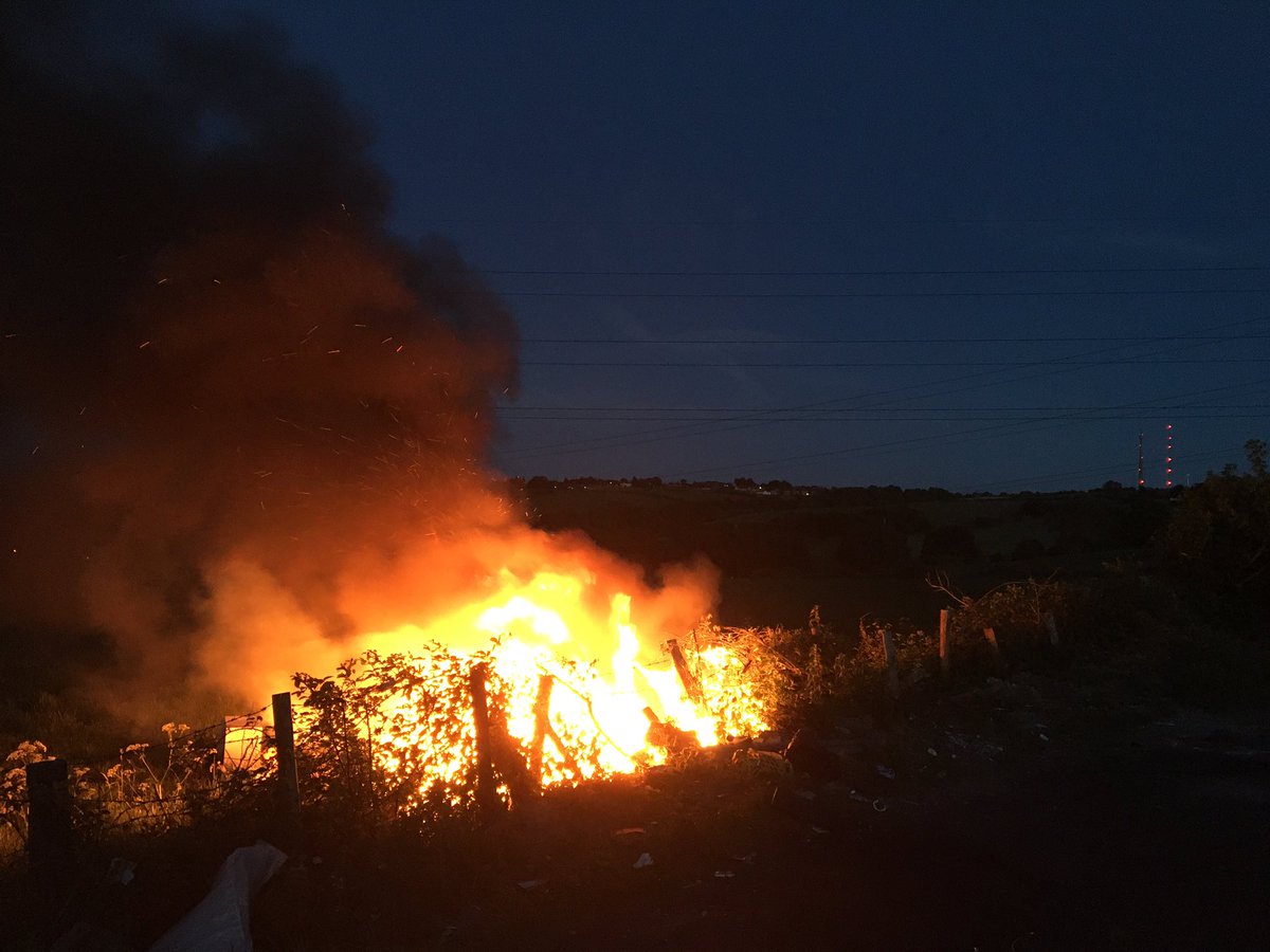 🔥😡Includes slinking around at dusk, dumping your household waste, then setting it on fire, in a field full of cows.. 🐄

A beautiful sunset, then came across this last night. STUPID and THOUGHTLESS!
☎️Report all fly-tippers!#WednesdayWisdom #ruralcrime #bemooraware #StayAlert