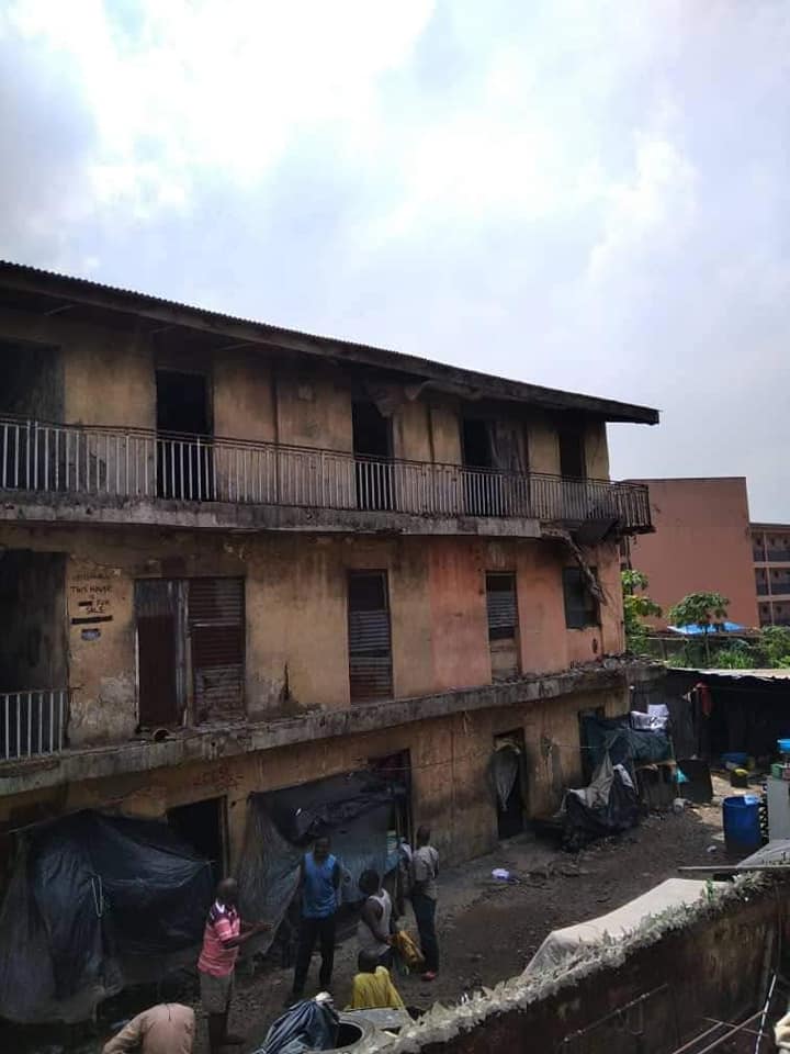 trafficbutter's tweet photo. Pictures of the distressed building at Olaosun Close, by Abati Barracks, off Western Avenue, Surulere, on Tuesday, 26th, May 2020. #WorkingBetterTogether #ForAGreaterLagos #Call767/112 #LASEMA https://t.co/DNJIZyTEs7 https://t.co/kh4OIroWV9 VIA @followlasema