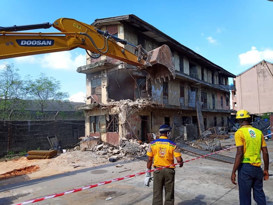trafficbutter's tweet photo. Pictures of the distressed building at Olaosun Close, by Abati Barracks, off Western Avenue, Surulere, on Tuesday, 26th, May 2020. #WorkingBetterTogether #ForAGreaterLagos #Call767/112 #LASEMA https://t.co/DNJIZyTEs7 https://t.co/kh4OIroWV9 VIA @followlasema
