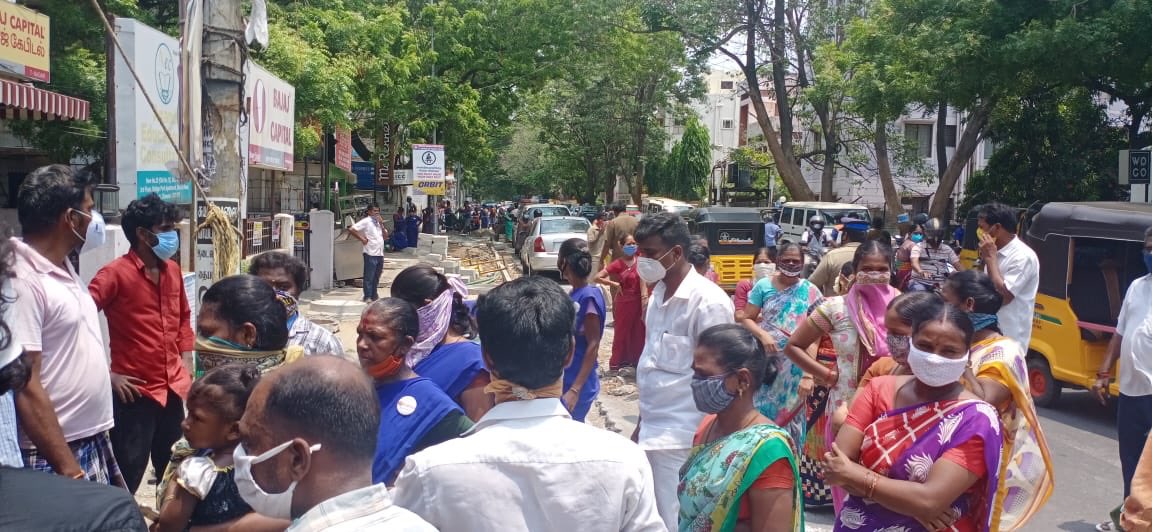PMKAkm's tweet photo. இன்று சென்னை பாட்டாளி மக்கள் கட்சி வடக்கு மண்டல அலுவலகத்தில் பாமக சார்பாக பொதுமக்களுக்கு நிவாரண பொருட்கள் வழங்கிய போது. #PMK #பாமக #AKMoorthy #ஏகேமூர்த்தி https://t.co/ieBqvsB0Ax