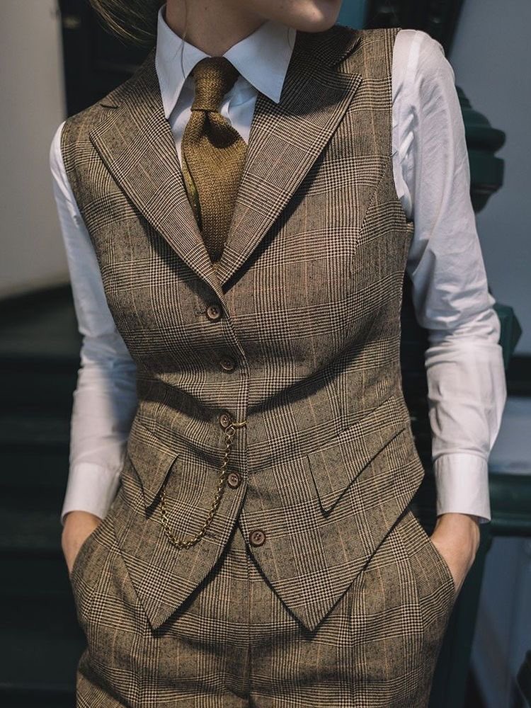 Can we normalized straight woman dressing dapper? Can we make this a thing?In a formal situations I feel far more confident in a blazer then I ever do a dress.