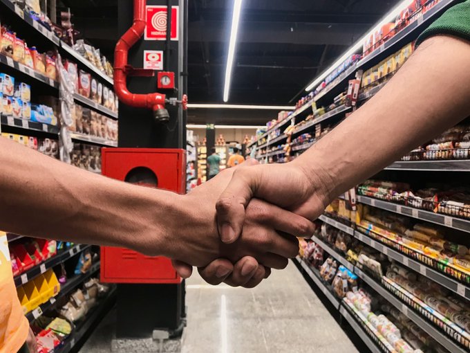 kearney_fr's tweet photo. #Retail & #Conso : quand le #consommateur se déclare en faveur de produits responsables mais ne les achète pas...🤔
Explications de cet écart valeurs-aspirations dans une analyse de @th_hollinger 👉https://t.co/EejsOjSmPe
#DéveloppemenDurable #ValueActionGap #ConsomActeur https://t.co/P5rVnOEOoO