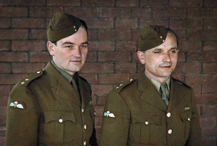 Pánové už si chystají kola, aby vyrazili čekat do zatáčky V Holešovičkách.

To ještě neví, jak je dnes ten šelma Heydrich potrápí, když pojede do práce později než obvykle.

27. května 1942.

Děkuji 🇨🇿🕯️#anthropoid