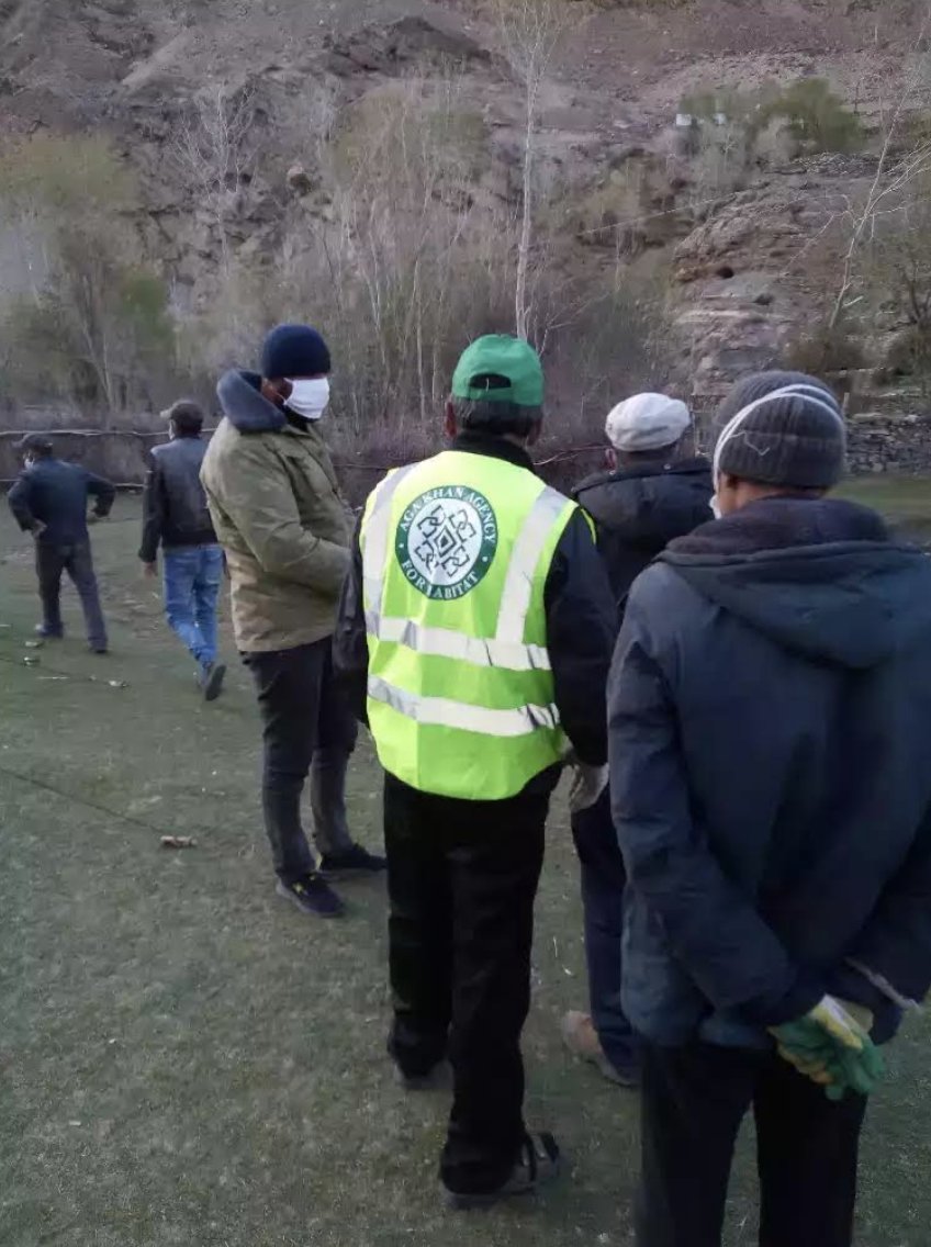 SDeffor's tweet photo. The Aga Khan Agency for Habitat (#AKAH) #CERT #volunteers are actively engaged in #COVID response all over #Tajikistan. Well done to these members spotted setting up quarantine centers, distributing PPE & sanitizers, and ensuring social distancing. #KeepingSafeTogether https://t.co/LEsQua0gZL