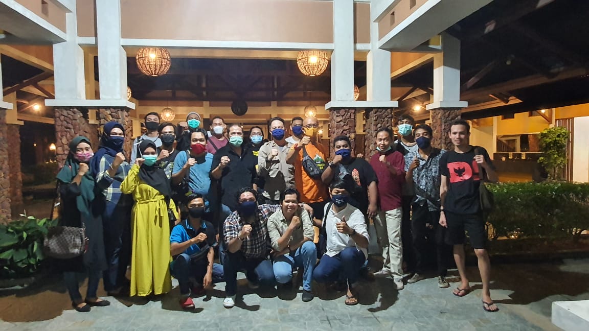 windri_bw's tweet photo. Lawan covid _19.
(Foto ini di ambil dan di sadari kami semua dalam keadaan Saling kenal dan alhamdulillah sehat) https://t.co/jnSbiomUlY