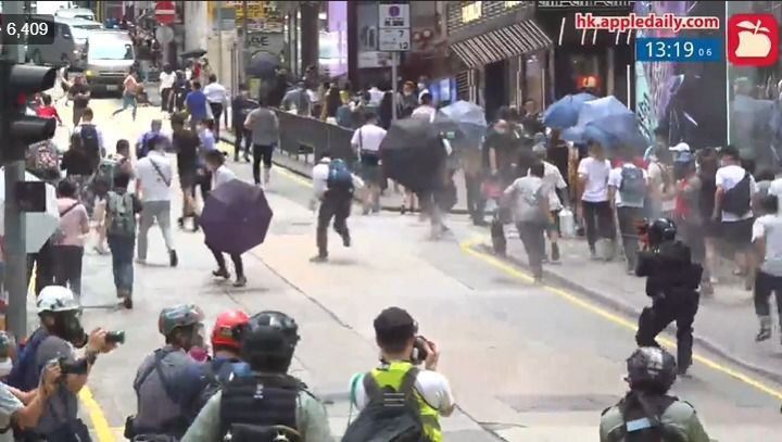 VerbatimHKG's tweet photo. #Now citizens call for a flash protest in central &amp; CWB

Pepper balls have been deployed on a large scale by raptors at Central, Pedder st. Press are also being stop &amp; searched

In addition, over a hundred people have been detained in Hysan CWB

Source: Apple daily, Stand News https://t.co/rkffHk0RAJ