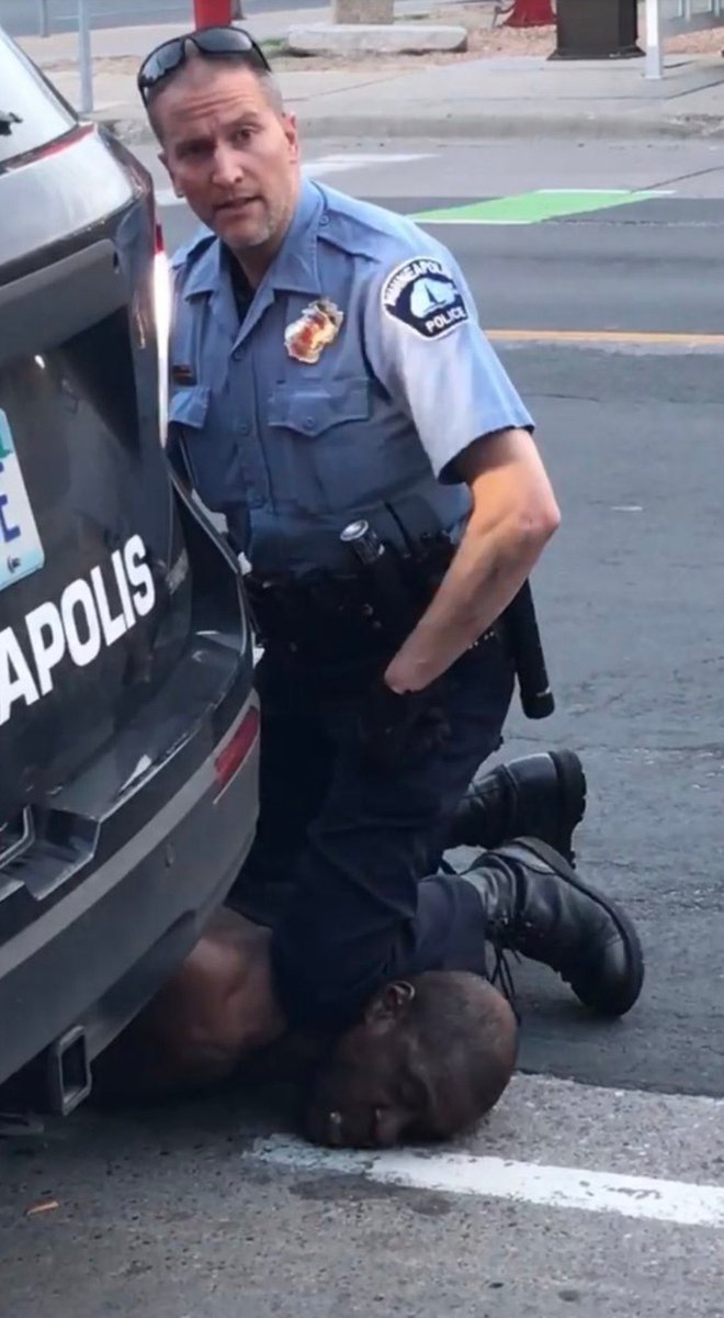 Dylan Roof: Arrêté calmement, il est l’auteur d’une tuerie raciste dans une paroisse au Étas-Unis, 9 paroissiens noirs sont tués.  George Floyd: Accusé de contrefaçon, meurt étouffé lors de son interpellation...#BlackLivesMatter #GeorgeFloyd