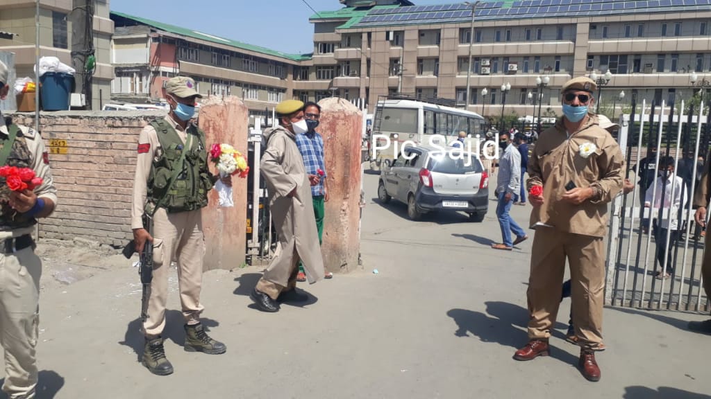 of_consultant's tweet photo. A welcome step by Police Deptt offering flowers to COVID warriors.
Together we can with mutual respect and coordinatiom defeat Corona
@diprjk 
@JmuKmrPolice https://t.co/Z82gqKibGu