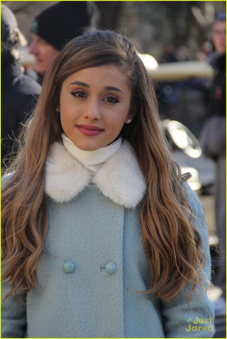 ariana grande smiling but her smile gets bigger as you keep scrolling; a thread