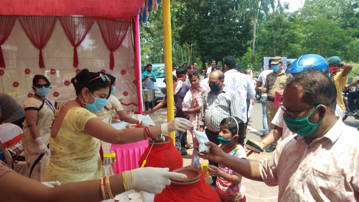 GMBharatpurArea's tweet photo. To provide a relief to the commuters and passers-by from the sizzling sun, water and refreshments camp (Piyau) was inaugurated by President, Surabhi Mahila Mandal at Bharatpur Area of Mahanadi Coalfields Limited.
#Servingneedy #TeamBharatpur #SurabhiMahilaMandal #StaySafe https://t.co/hmiNM4lfLV