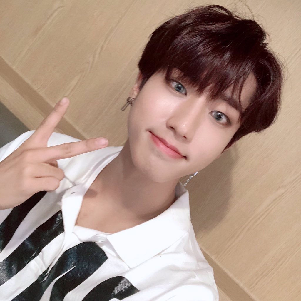 ## han jisung193030/100- his nose is kinda small but also kinda long too what am i saying- it’s so cute and tiny but it’s also slim? - but it gets bigger when he smiles really big :D