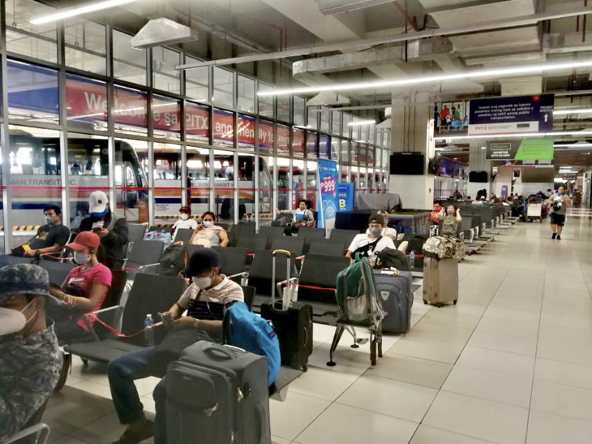 DOTrPH's tweet photo. TINGNAN: Patuloy ang pag-arangkada ng “Hatid Probinsya Para sa mga OFWs’ Program ng pamahalaan ngayong araw, ika-27 ng Mayo 2020, sa Parañaque Integrated Terminal Exchange (PITX) at NAIA Terminal 2.
#DOTrPH🇵🇭
PARA SA BUONG DETALYE: https://t.co/lbQpVoMyMd https://t.co/b7PQuRD9YH