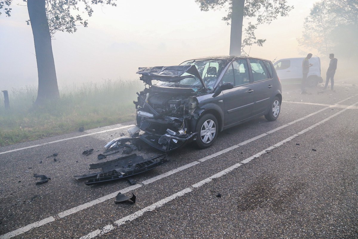 Dichte #Rook van #Natuurbrand zorg voor #Ongeval met zes auto's #Kanaalstraat #Liessel #Mist #OudePeelstraat.