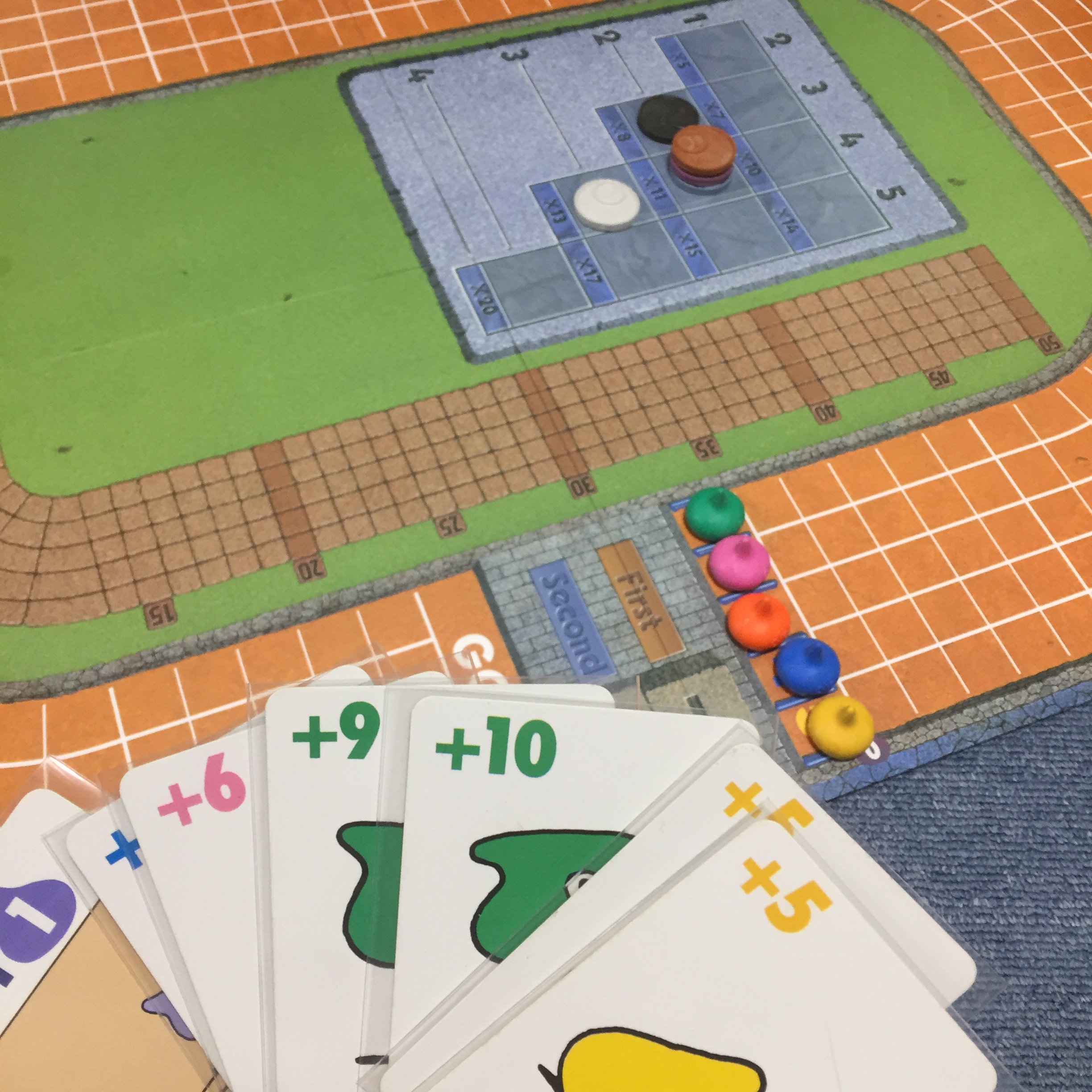 ろーるろーる 17 ドラゴンクエスト キングレオ ここからは小箱のカードゲームです おそらく一番有名であろうキングレオ ドラクエの世界観と ちょっと変わったルールの Uno ベースなゲームです 同系統のモンスターなら出せる というルールがすごく