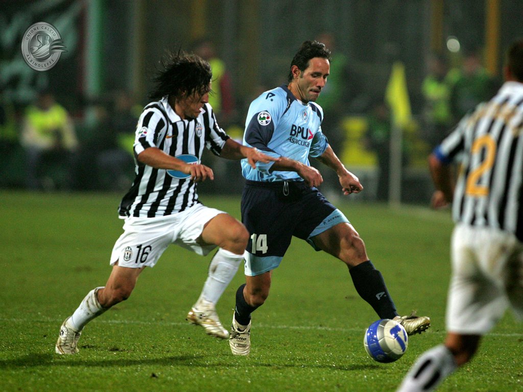 UCAlbinoLeffe's tweet photo. It's #aLWall time! 🤩⚽️
Cosa vi ricorda questo scatto? 📸 🤔
P.S. Oggi compie gli anni! 💙
La famiglia bluceleste augura a Ruben Garlini un felice compleanno! 🥳🎂
#aLVintage 📺
#HappyBirthdayGarlini 🎈🍾 https://t.co/3YqET2P7Wm